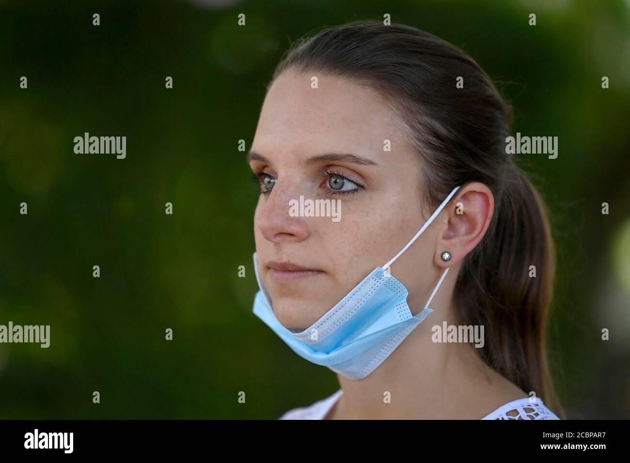 Femme portant un masque facial sous le menton, portrait, crise de Corona, Allemagne Banque D'Images