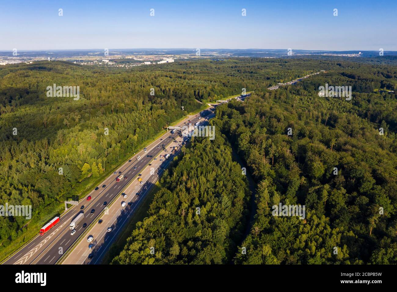 Autoroute A8, vue aérienne, vue panoramique, circulation routière, forêt, Stuttgart, Bade-Wurtemberg, Allemagne Banque D'Images