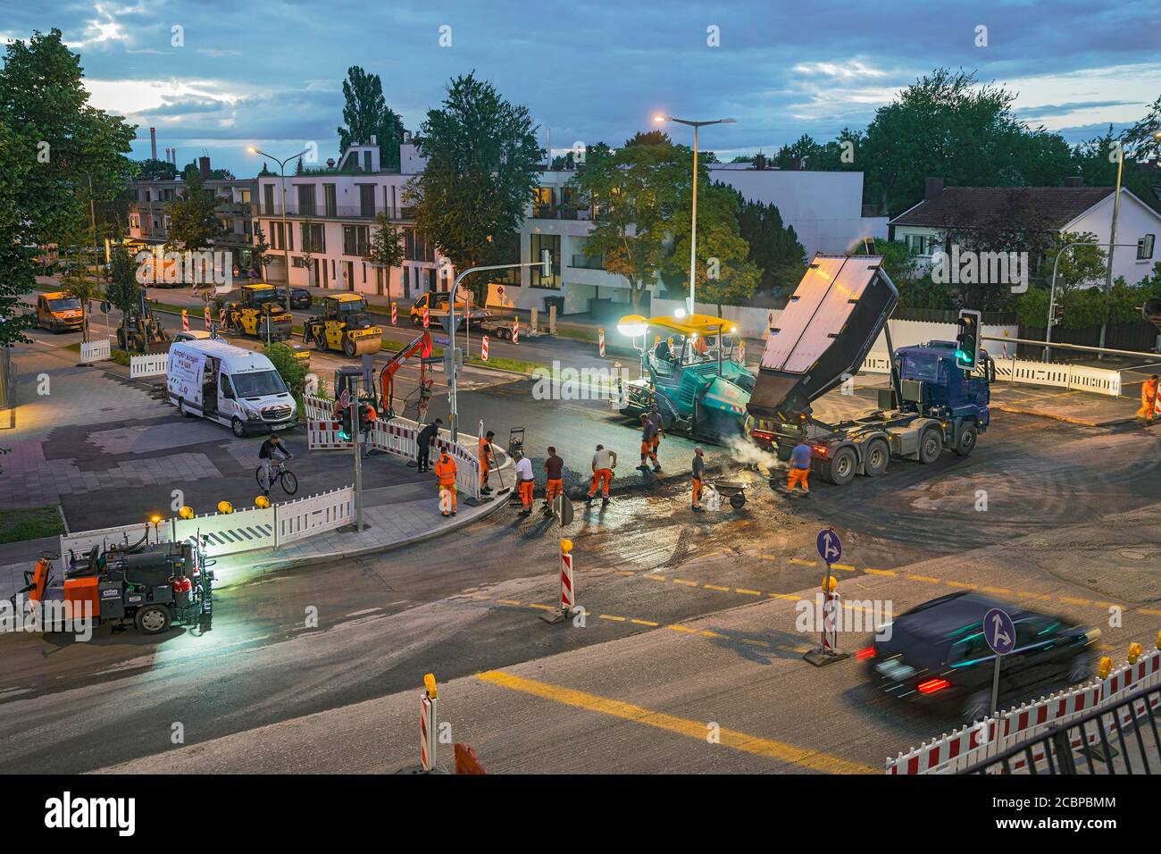 La route est récemment goudronnée, construction de routes, Harlaching, Munich, haute-Bavière, Bavière, Allemagne Banque D'Images