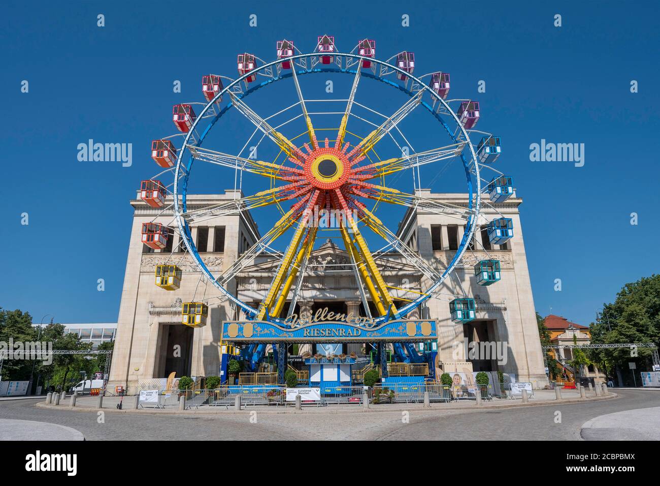 Action été dans la ville, Koenigsplatz, Ferris roue en face de la Propylaeen, Maxvorstadt, Munich, haute-Bavière, Bavière, Allemagne Banque D'Images