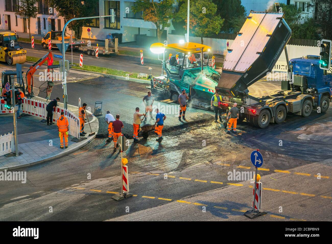 La route est récemment goudronnée, construction de routes, Harlaching, Munich, haute-Bavière, Bavière, Allemagne Banque D'Images