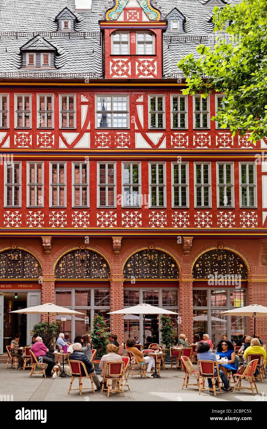 Les gens dans la gastronomie de plein air en face de la maison de café Goldene Waage, Nouvelle vieille ville, Francfort-sur-le-main, Hesse, Allemagne Banque D'Images