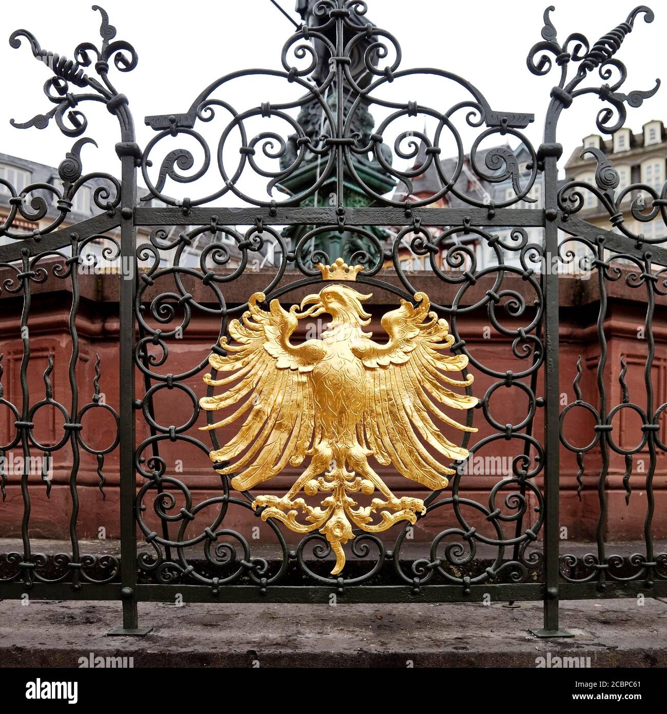 Eagle, armoiries de la ville de Francfort-sur-le-main sur la Justitia ou Gerechtigkeitsbrunnen, vieille ville, Francfort-sur-le-main, Hesse, Allemagne Banque D'Images