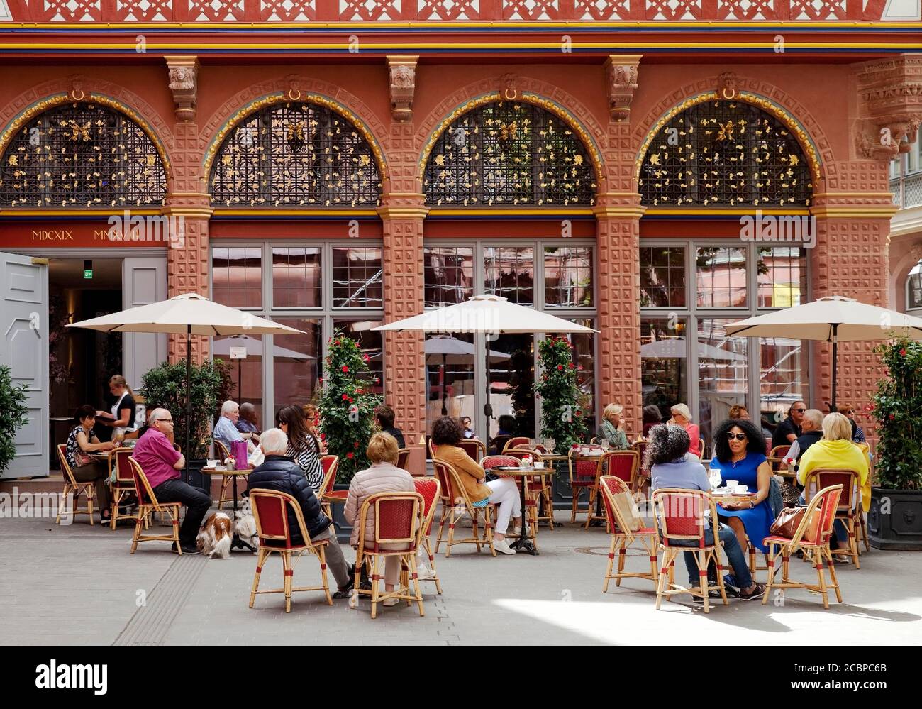 Les gens dans la gastronomie de plein air en face de la maison de café Goldene Waage, Nouvelle vieille ville, Francfort-sur-le-main, Hesse, Allemagne Banque D'Images