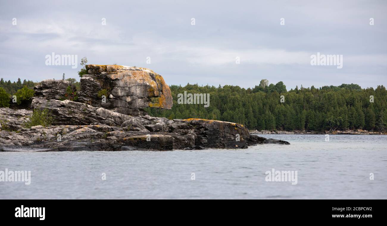 Dolomite point de terre de roche sur la côte de la baie Georgienne près Tobermory Banque D'Images