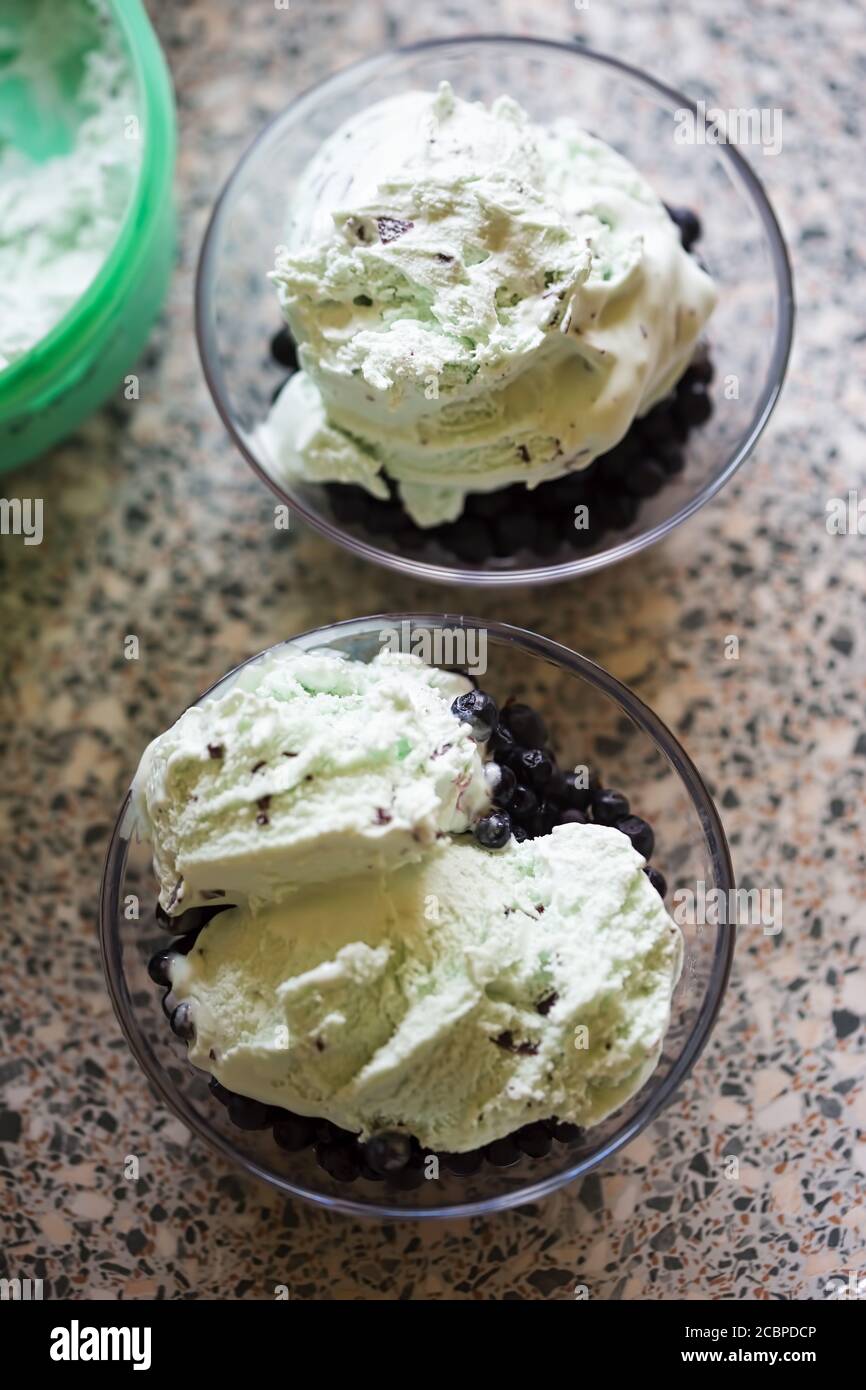 Glace à la menthe et au chocolat avec des bleuets frais Banque D'Images