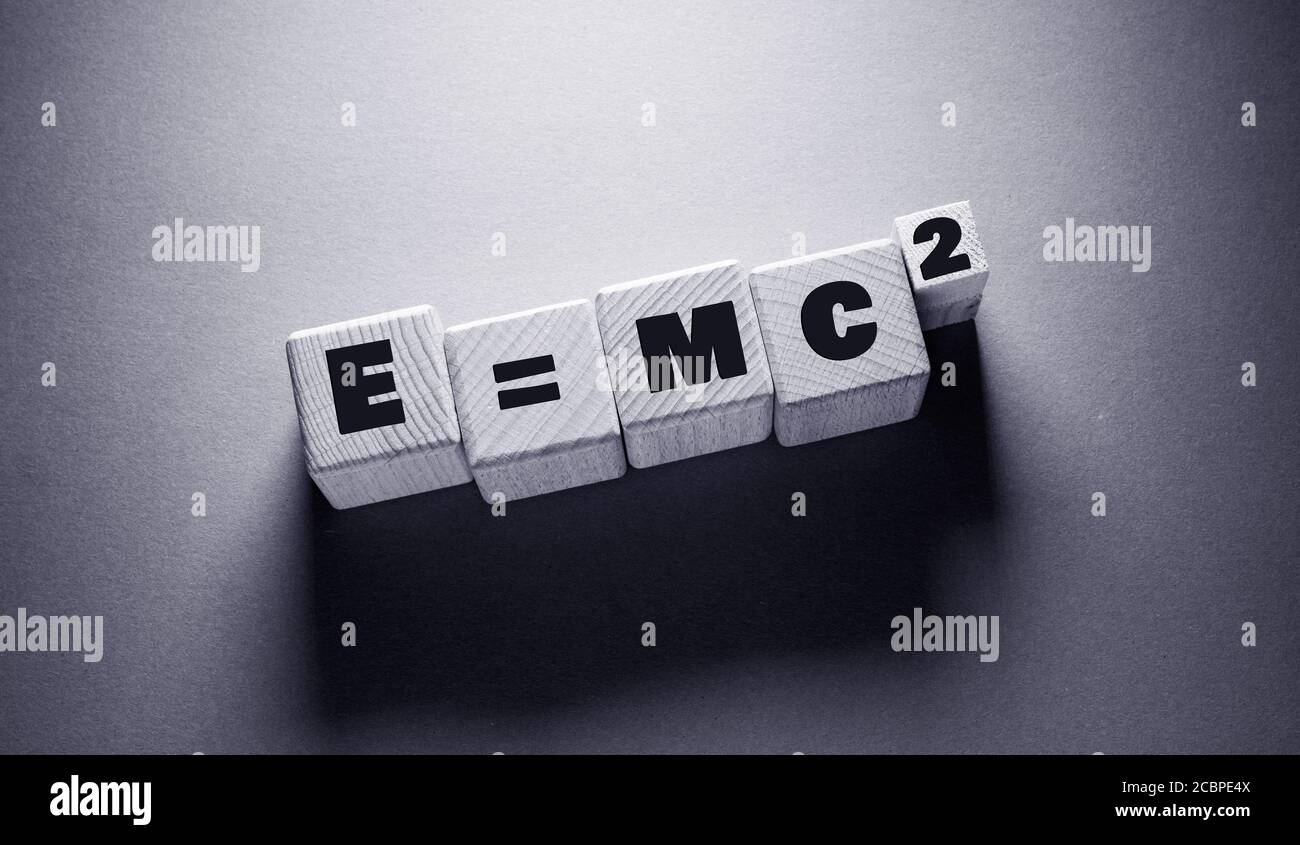 E = mc 2 Mot écrit sur des cubes en bois Banque D'Images