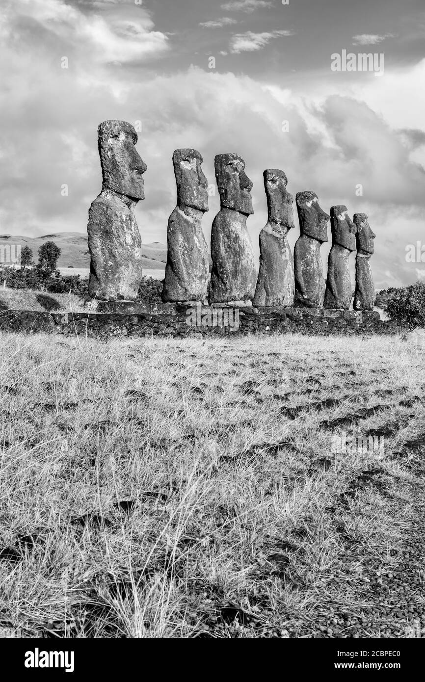 Photographie verticale en noir et blanc des statues Moai à AHU Akivi, Île de Pâques (Rapa Nui), Chili. Banque D'Images