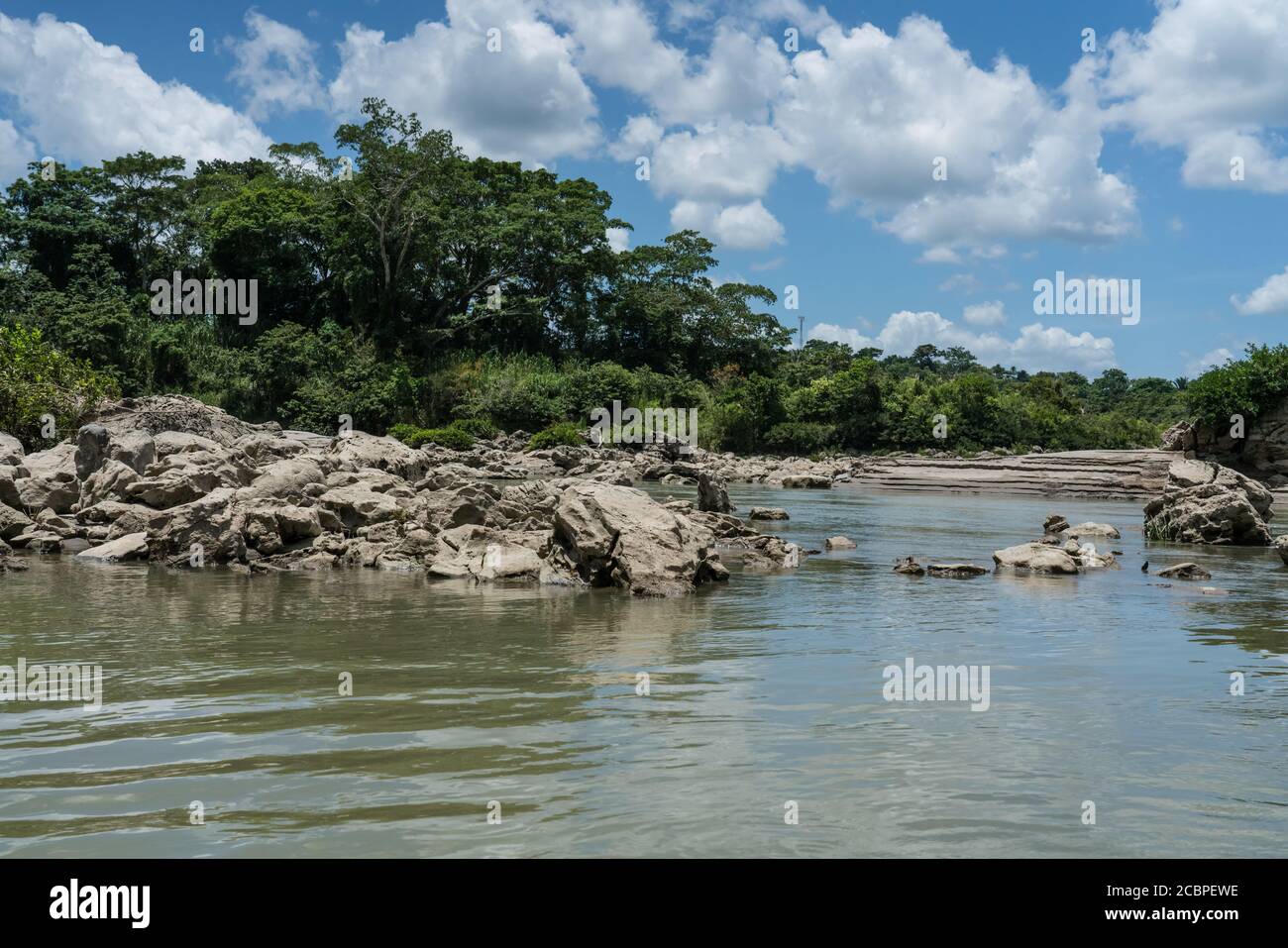 La rivière Usumacinta forme la frontière entre Chiapas (Mexique) et El Peten (Guatemala). Banque D'Images