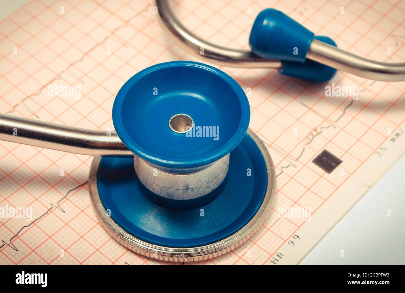 Rapport de graphique de stéthoscope médical et d'électrocardiogramme. Rythme cardiaque EKG. Médecine et modes de vie sains Banque D'Images