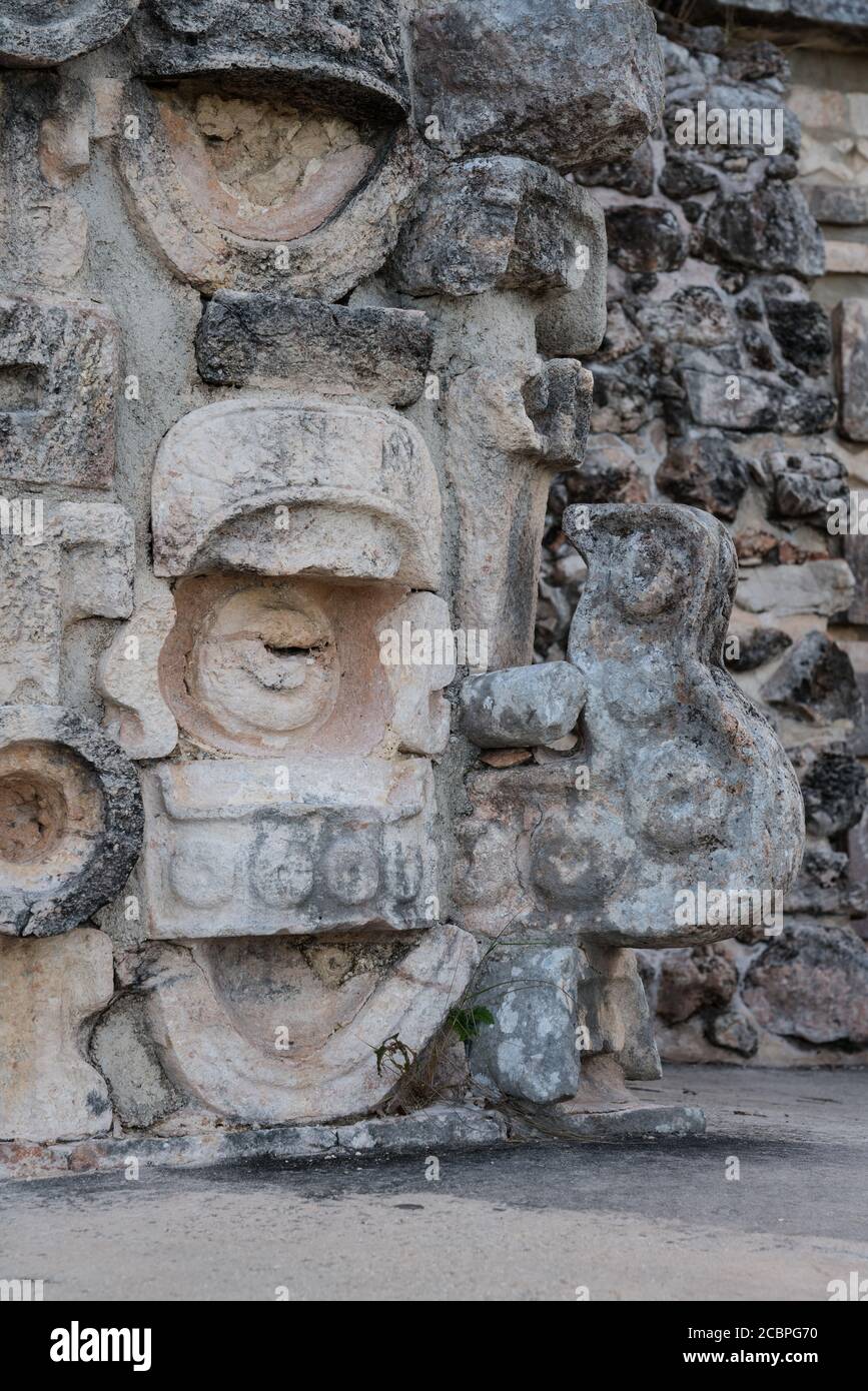 Masque décoratif Chaac avec son nez de curling dans le Puuc Style sur le Temple de la Macaw sur le Grand Pyramide dans les ruines mayas pré-hispaniques d'Uxmal Banque D'Images