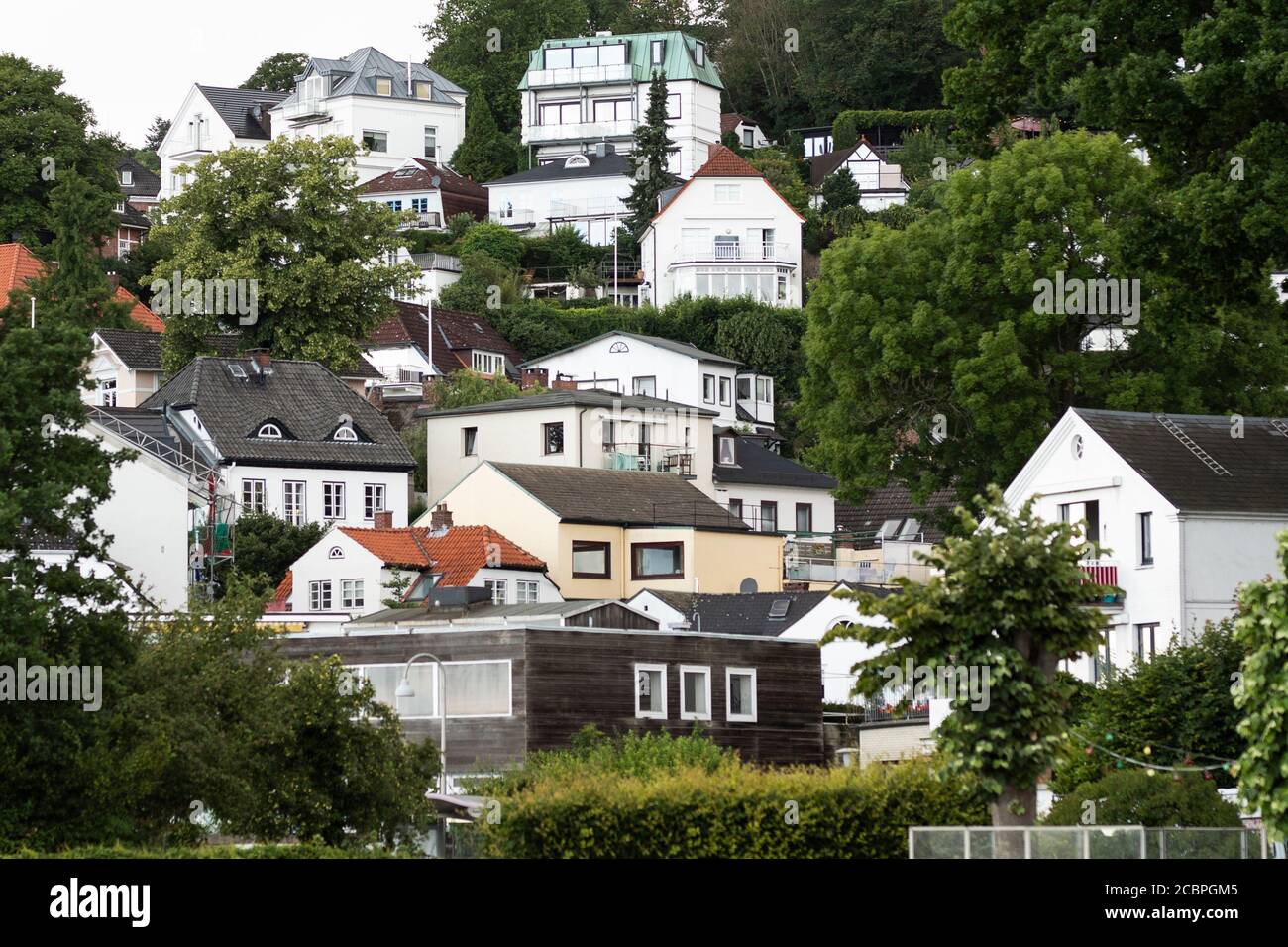 Des maisons blanches bordent la colline du quartier historique de Blankenese à Hambourg, en Allemagne. Banque D'Images