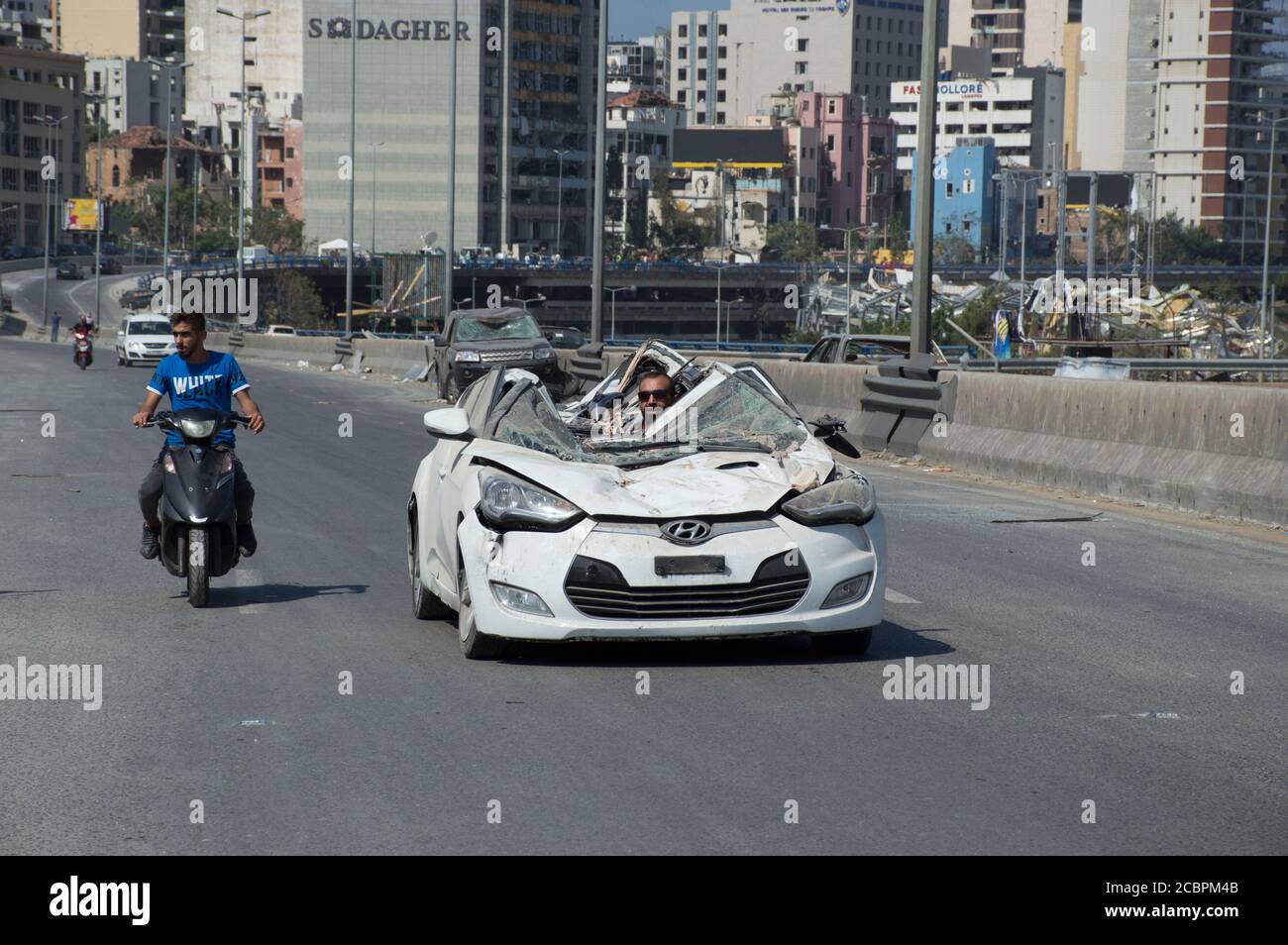 Beyrouth, Liban, 6 août 2020. Après l'explosion de Beyrouth, la jeunesse et les volutes libanais ramassant les déchets et aidant les gens. Le Banque D'Images