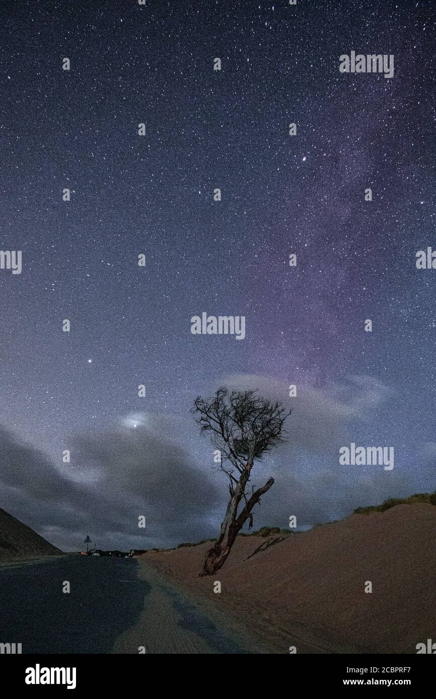 Photo à couper le souffle de la nuit étoilée à Bolonia Beach, Algeciras, Cadix, Espagne Banque D'Images