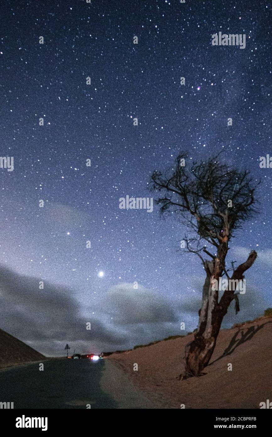 Photo à couper le souffle de la nuit étoilée à Bolonia Beach, Algeciras, Cadix, Espagne Banque D'Images
