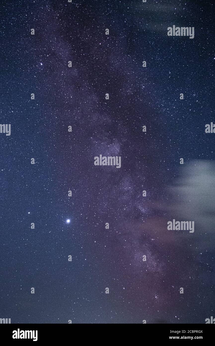 Photo à couper le souffle de la nuit étoilée à Bolonia Beach, Algeciras, Cadix, Espagne Banque D'Images