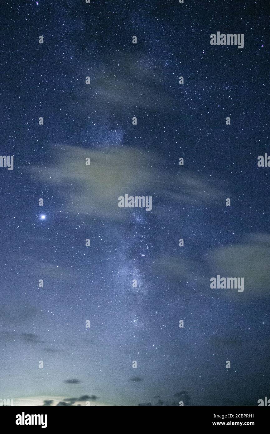 Photo à couper le souffle de la nuit étoilée à Bolonia Beach, Algeciras, Cadix, Espagne Banque D'Images