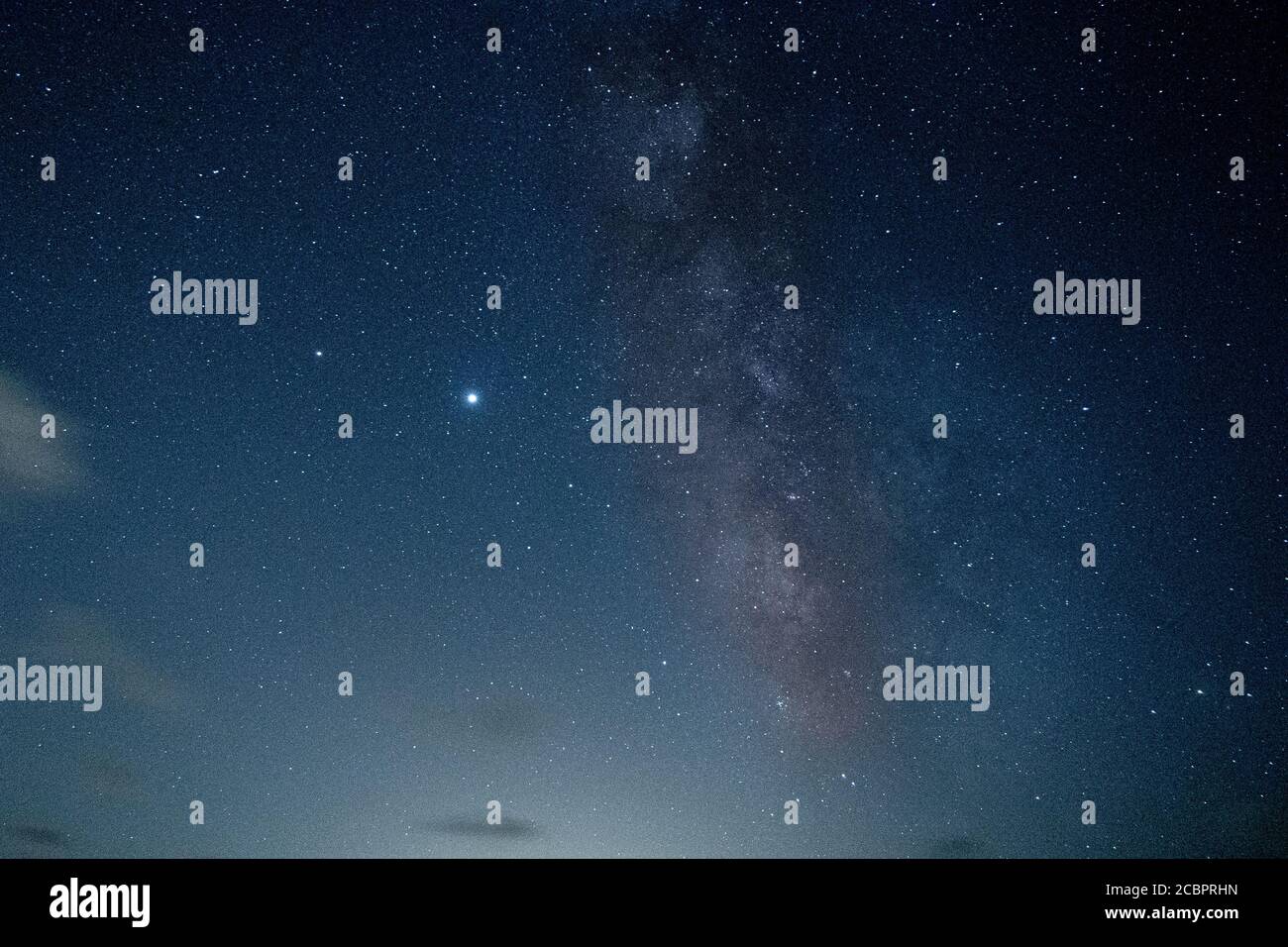 Photo à couper le souffle de la nuit étoilée à Bolonia Beach, Algeciras, Cadix, Espagne Banque D'Images