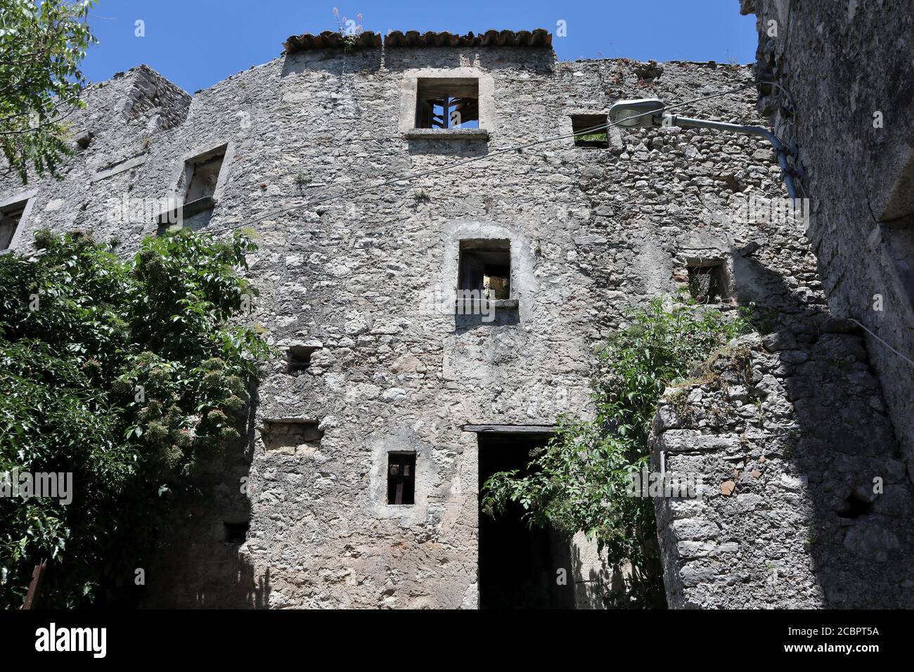 Pesche - Facciata del borgo fortificato Banque D'Images