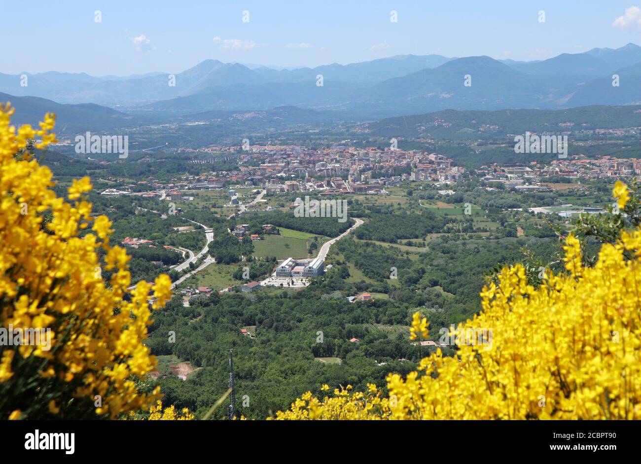 Pesche - Panorama di Isernia da Monte San Bernardo Banque D'Images