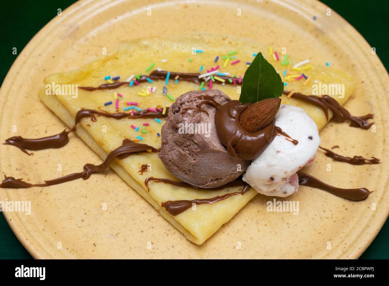 Crêpe maison avec crème glacée et crème au chocolat Banque D'Images