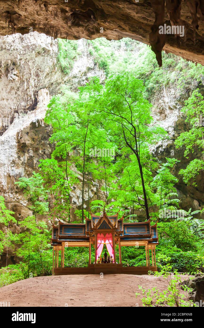 Pavillon ancien pittoresque à l'intérieur d'une grotte cachée, grotte de Phraya Nakhon, attractions touristiques près de Hua Hin, Thaïlande. Banque D'Images