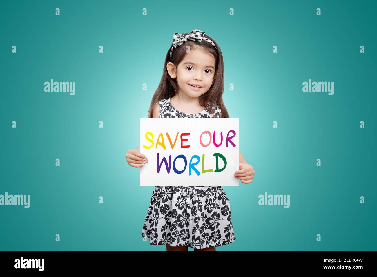 Sauver le monde sauver la vie sauver la planète, l'écosystème, la vie verte concept. Petite fille mignonne avec signe coloré sauver notre monde avec la couleur verte Banque D'Images