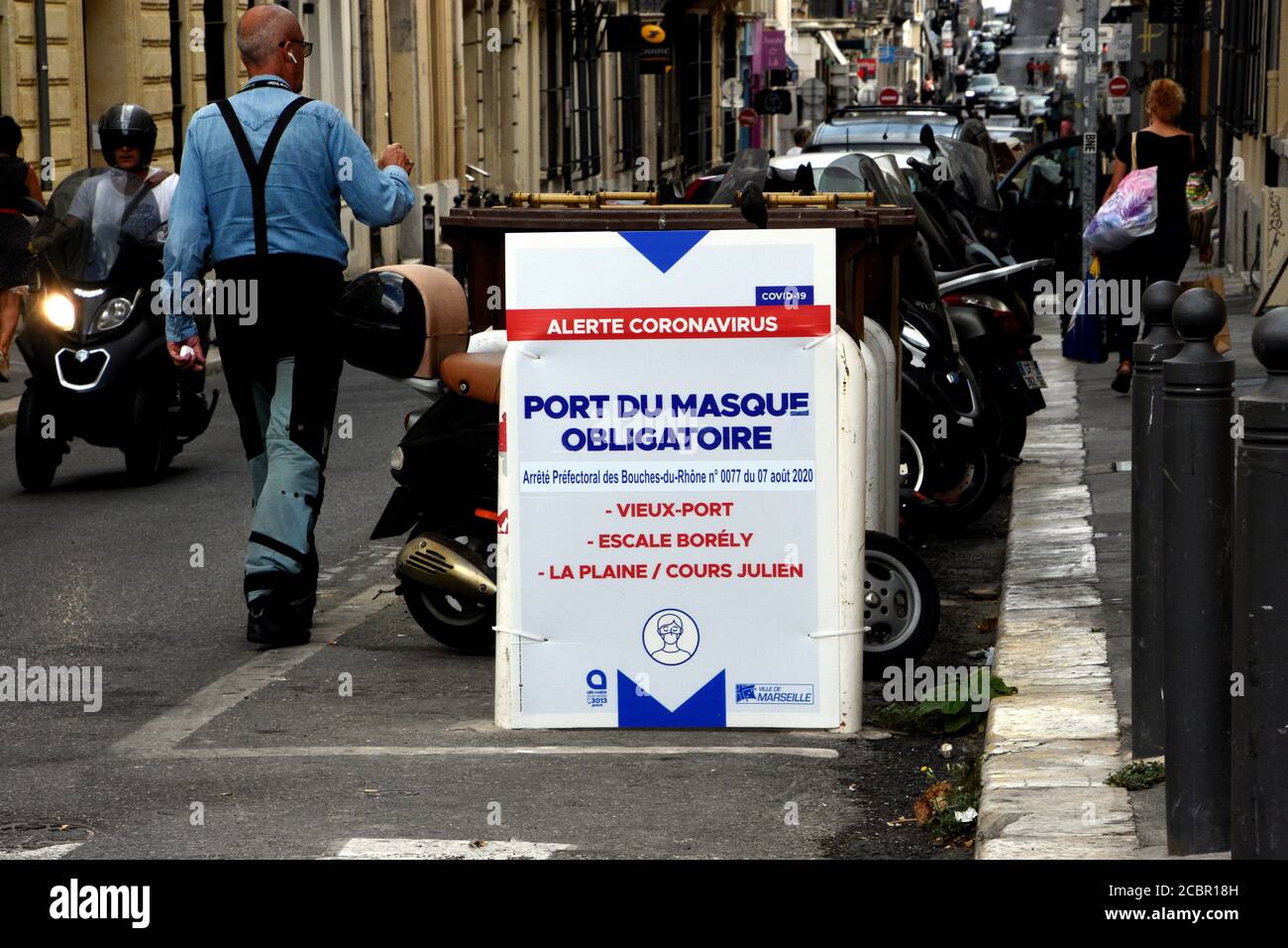 Marseille, France. 13 août 2020. Un panneau informant les passants de l'obligation de porter des masques dans la zone du Vieux-Port de Marseille.les masques sont devenus obligatoires dans les zones touristiques parisiennes, les autorités françaises imposant de nouvelles mesures pour freiner l'augmentation des infections à coronavirus. Crédit : SOPA Images Limited/Alamy Live News Banque D'Images