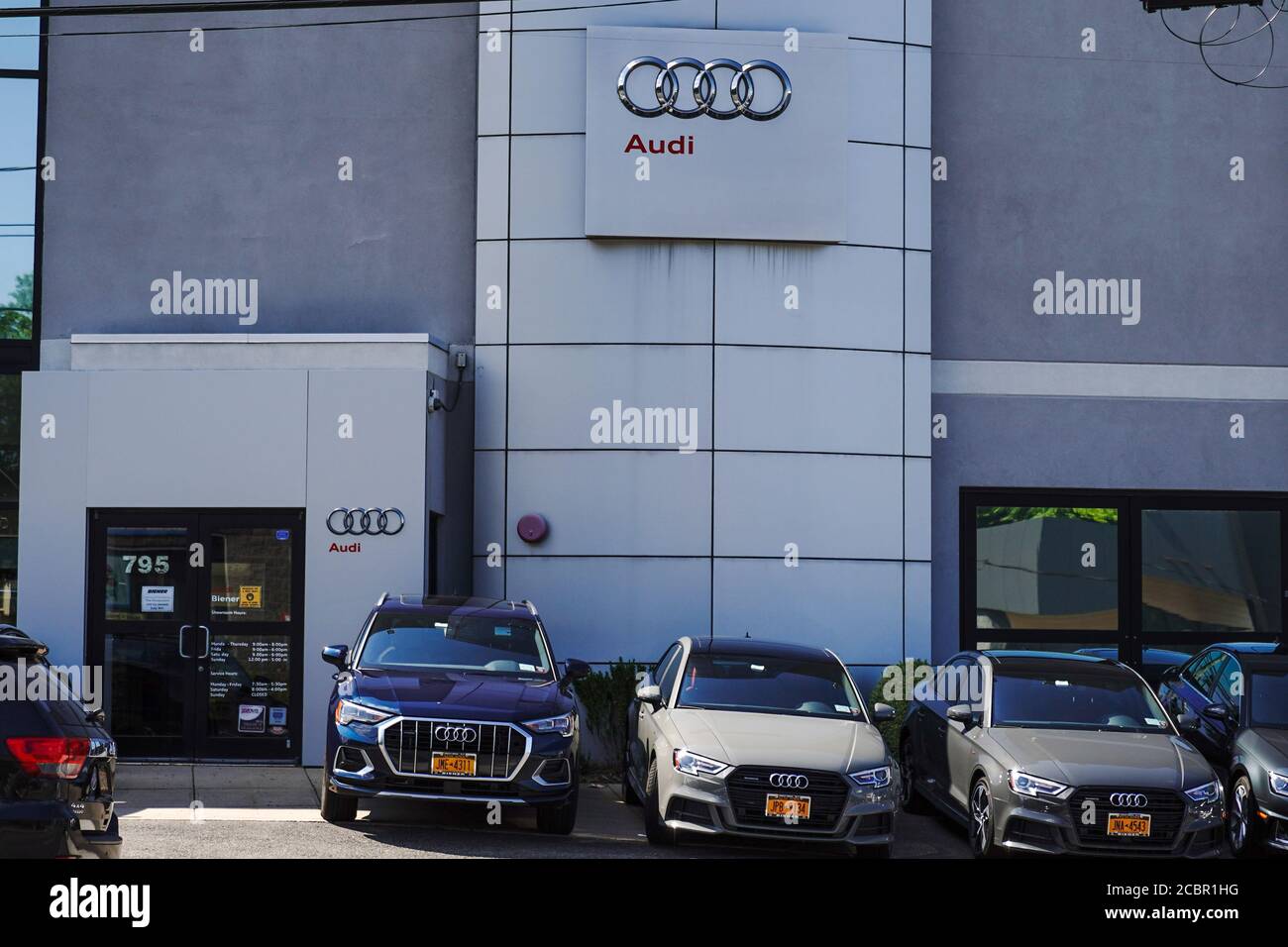 Le logo de la société Audi est visible dans l'une de ses salles d'exposition. Banque D'Images