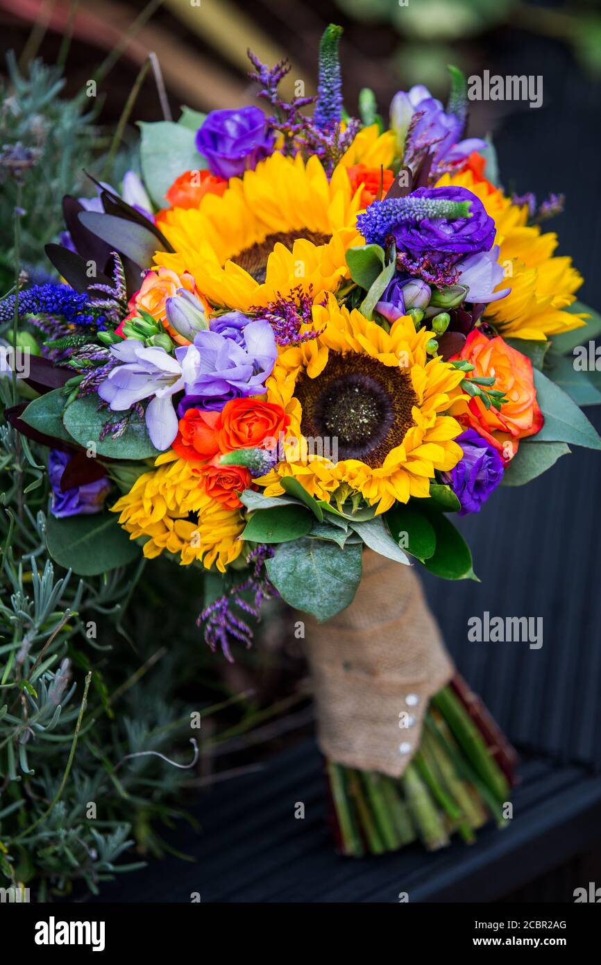 Beau bouquet de mariage de tournesols jaune et violet. Banque D'Images