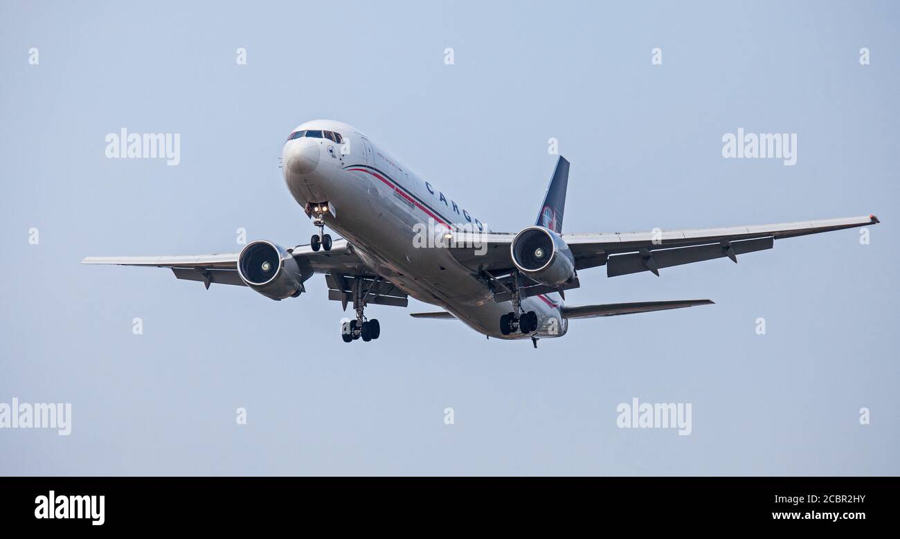 Cargojet Boeing 767 C-FDIJ sur l'approche finale de l'aéroport de Londres-Heathrow LHR Banque D'Images