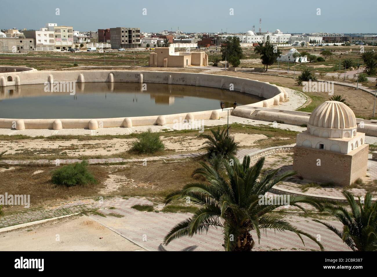 Kairouan Tunisie, vue sur les bassins des Aghlabid construits au Moyen-âge  pour résoudre la pénurie d'eau dans les villes Photo Stock - Alamy