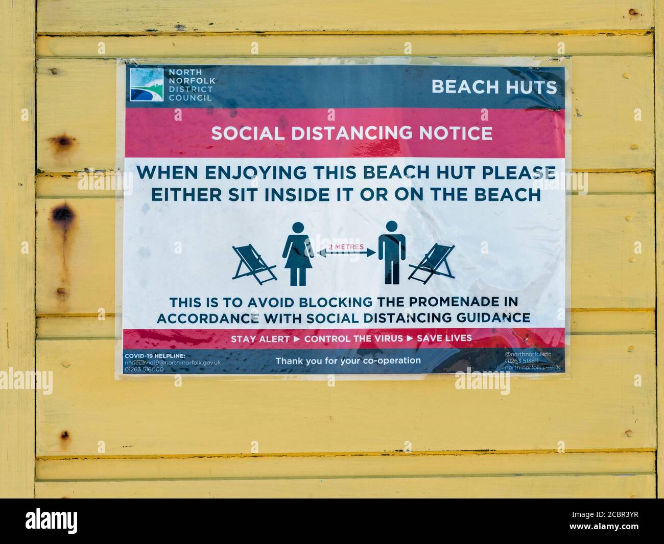 Avis de distanciation sociale sur la cabane de plage, Sheringham, Norfolk, Angleterre Banque D'Images