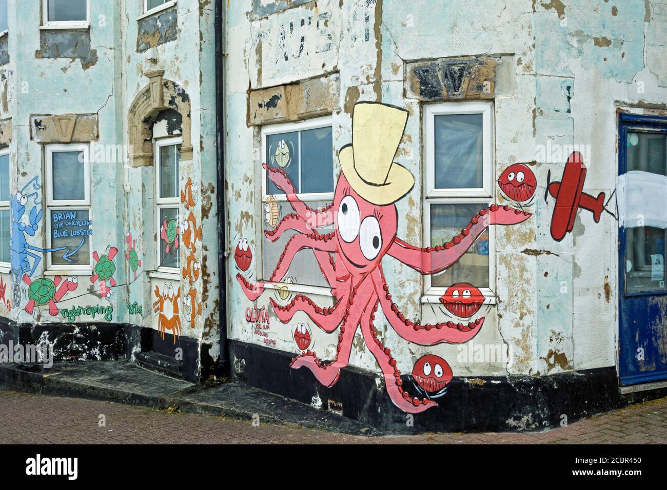 Art mural de poulpe sur le mur d'un bâtiment abandonné (le Clyffe café), sur le front de mer, Sheringham, Norfolk Banque D'Images