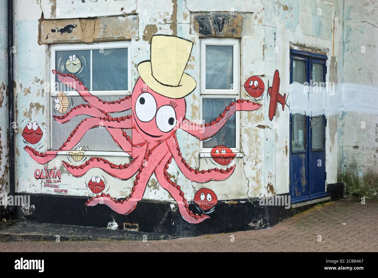 Art mural de poulpe sur le mur d'un bâtiment abandonné (le Clyffe café), sur le front de mer, Sheringham, Norfolk Banque D'Images