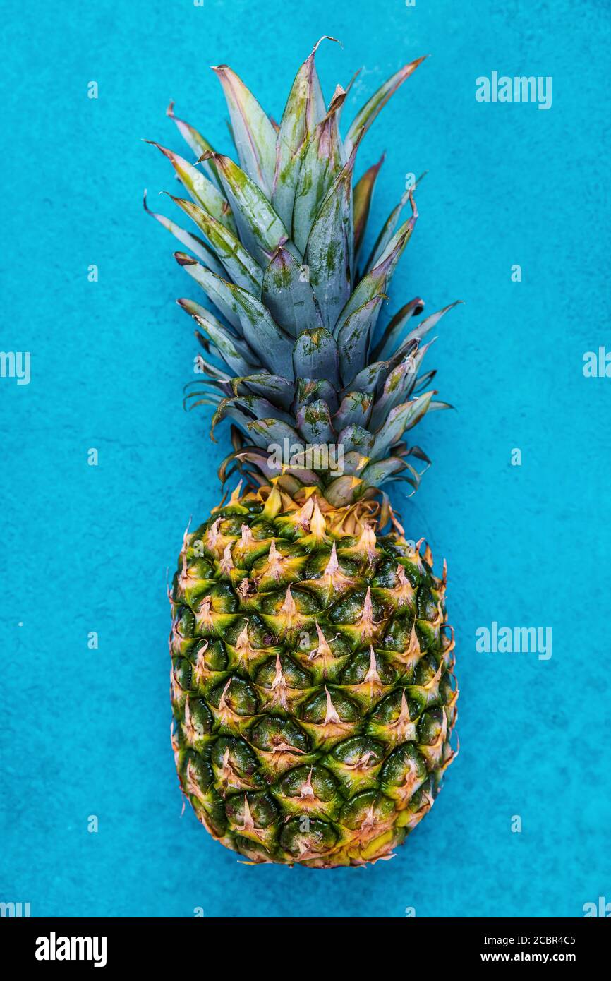 Ananas mûr sur fond bleu. Concept de saine alimentation. Banque D'Images