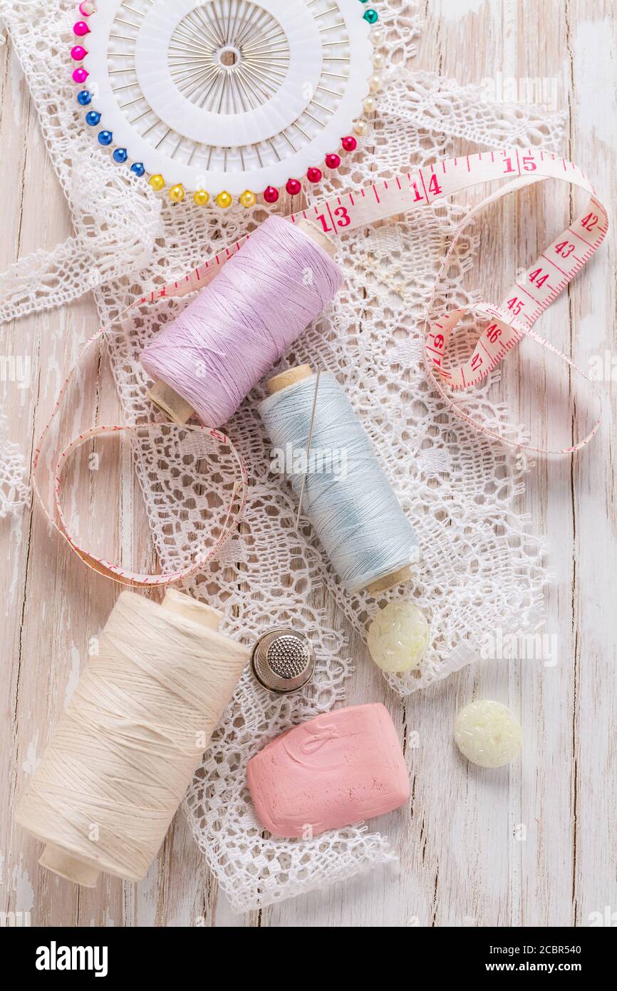 Assortiment d'accessoires de couture sur fond blanc. Concept de l'artisanat. Banque D'Images