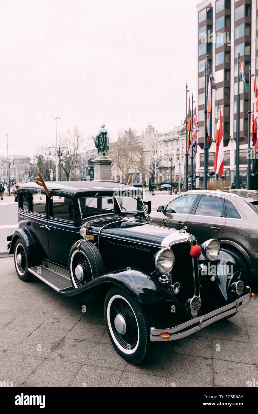 Budapest, Hongrie - 02 août 2020 : voiture rétro Chrysler Imperial, 1931, noire, similaire à Cadillac, Lincoln ou Packard. Banque D'Images