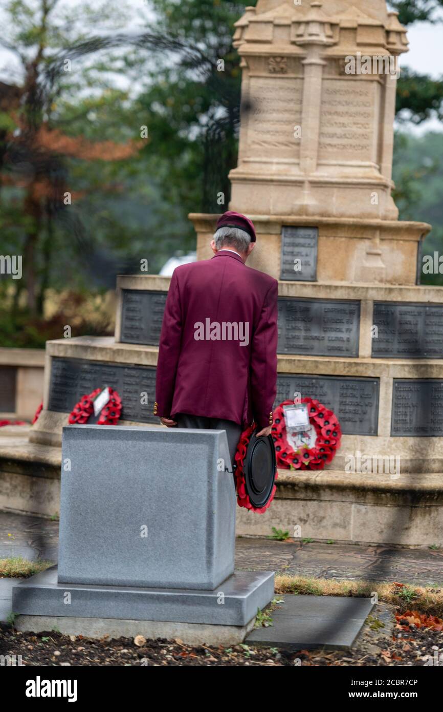 Brentwood Essex 15 août 2020 UN ancien combattant solitaire du Régiment de parachutistes, M. John Pinkerton, a réalisé un acte de souvenir en solo à 11 h, le jour de la VJ, au monument commémoratif de guerre de Brentwood Essex. Crédit : Ian Davidson/Alay Live News Banque D'Images