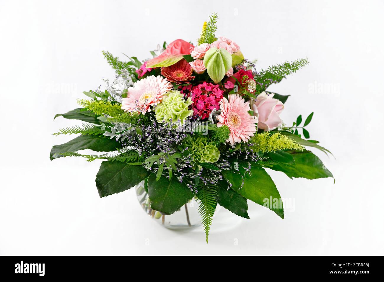 Un joli bouquet de fleurs dans un verre vase Banque D'Images