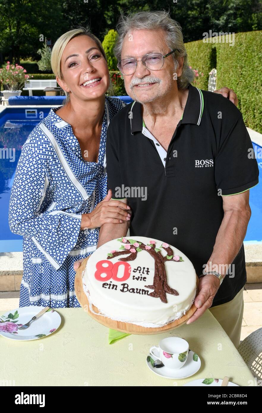Berlin Allemagne 12 Aout Burkhard Lasch Compositeur Producteur Et Auteur Compositeur Est Debout Au Gateau D Anniversaire Avec Sa Fille La Chanteuse Tanja Lasch Qui Est Decoree D Un Arbre Et De La Ligne