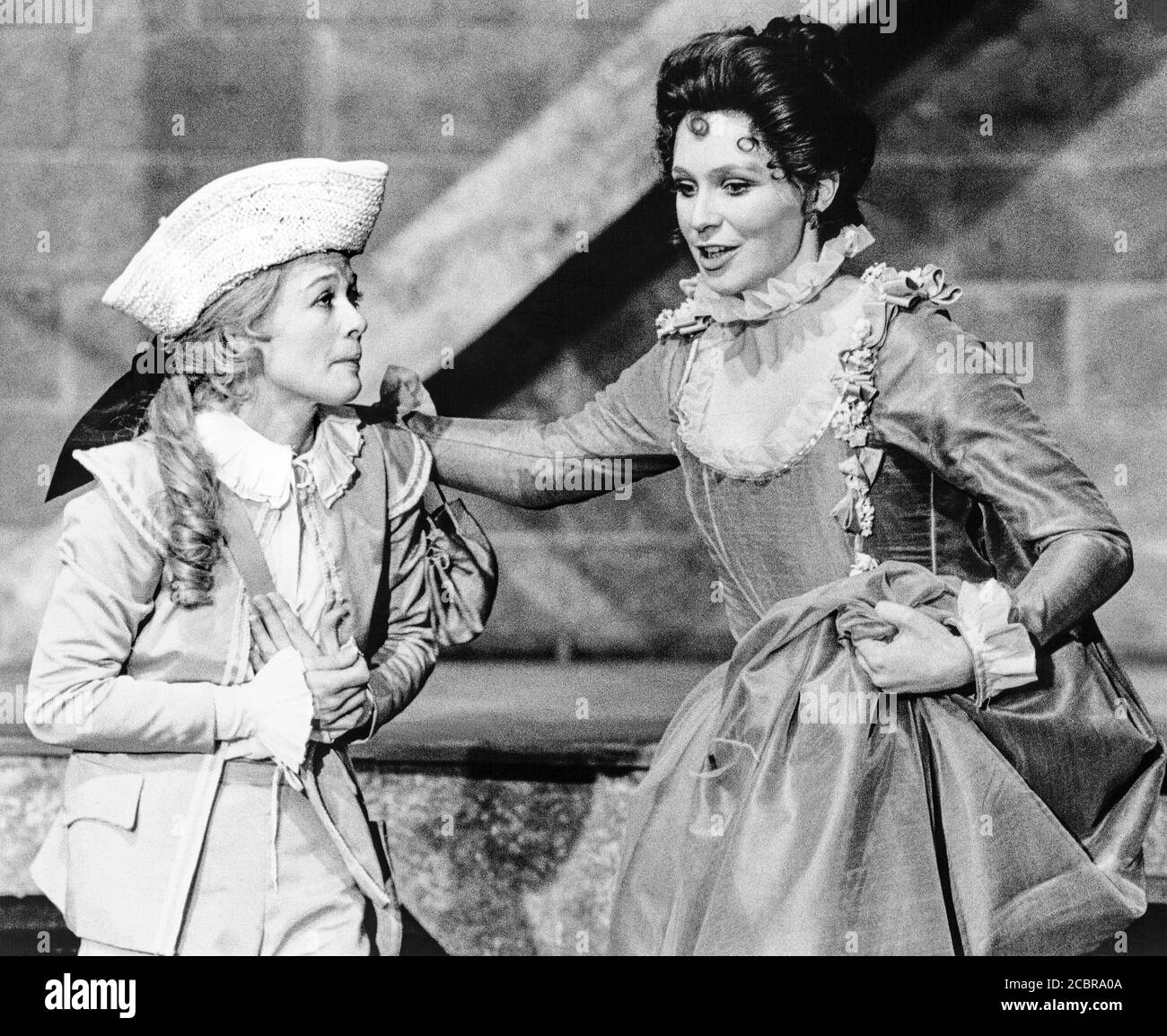 LES DEUX MESSIEURS DE VÉRONE par Shakespeare design: Cecelia Doidge éclairage: Marshall Bissett réalisateur: Jeremy James Taylor l-r: Judy Geeson (Julia), Joanna McCallum (Silvia) le Jeune Vic, Londres SE1 19/02/1975 (c) Donald Cooper Banque D'Images