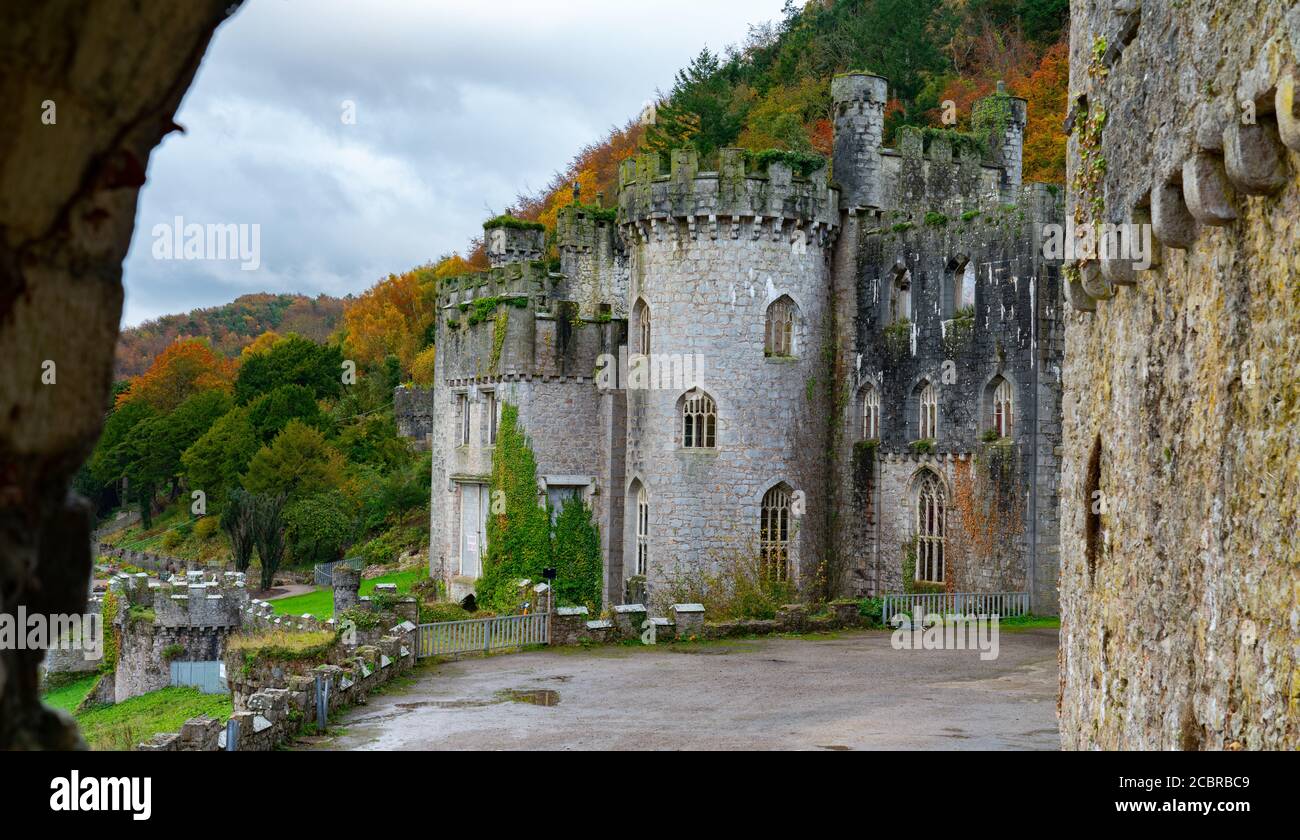 Château de Gwrych, près d'Abergele, pays de Galles du Nord. Malheureusement, cela fait longtemps que l'on a fait dérailler. Banque D'Images