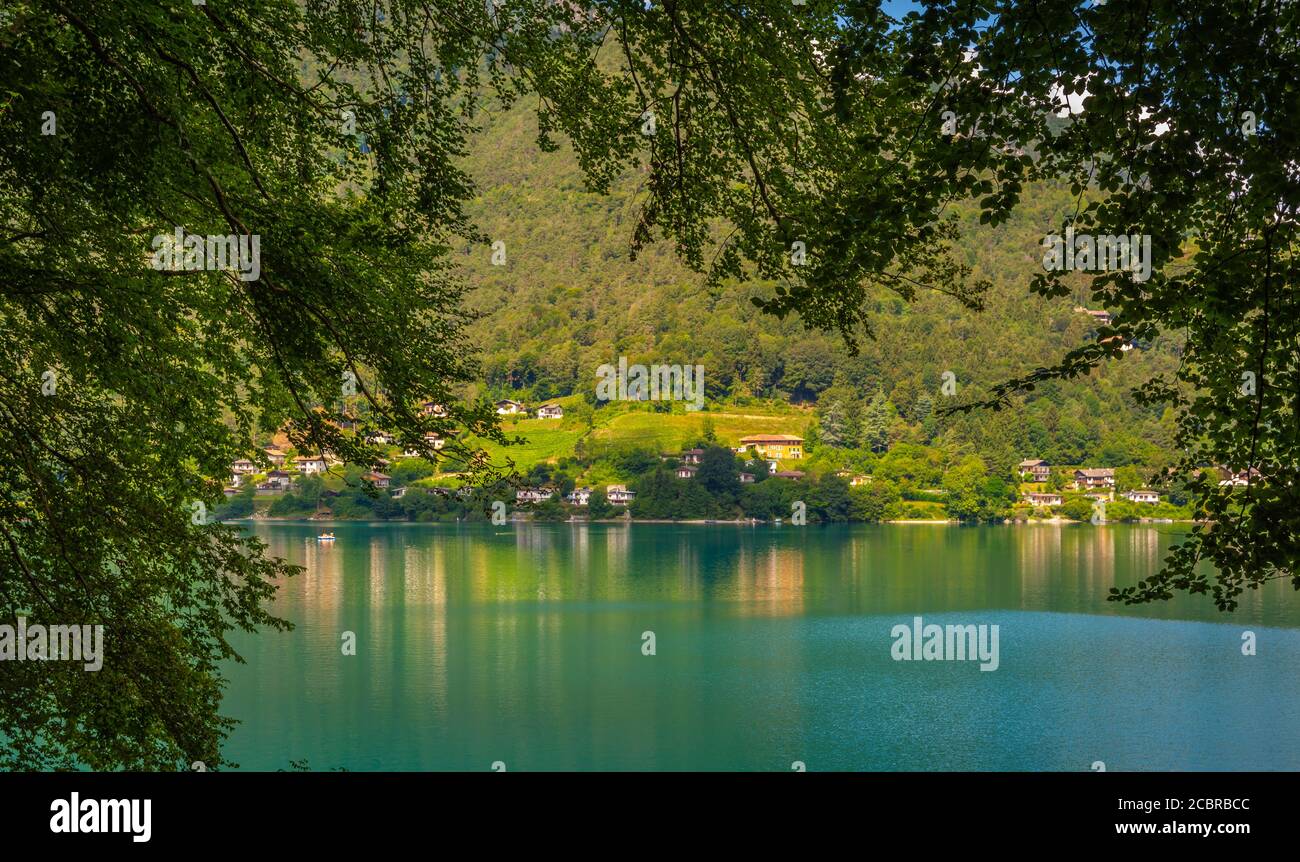 Lac de Ledro dans la vallée de Ledro, Trentin-Haut-Adige, nord de l'Italie, Europe. Ce lac est l'un des plus beaux du Trentin-Haut-Adige Banque D'Images
