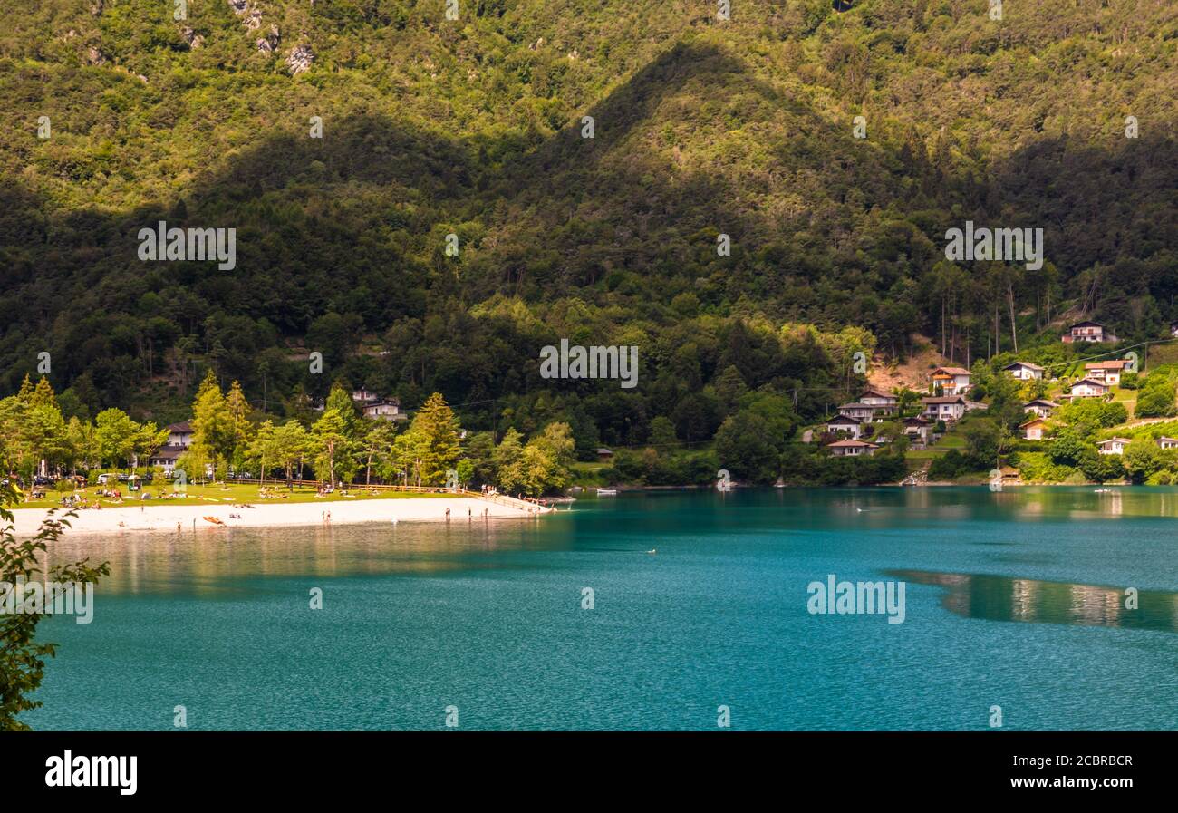 Lac de Ledro dans la vallée de Ledro, Trentin-Haut-Adige, nord de l'Italie, Europe. Ce lac est l'un des plus beaux du Trentin-Haut-Adige Banque D'Images