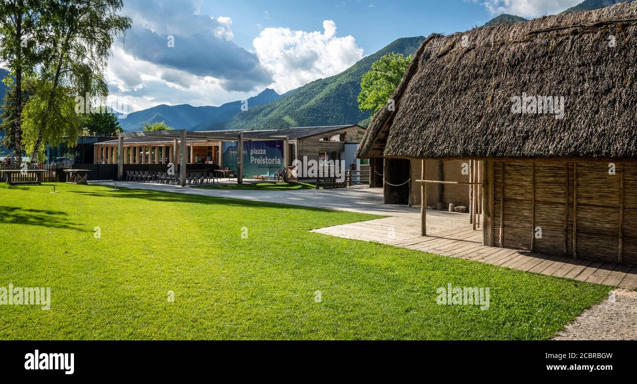 Pieu préhistorique (reconstruction), Molina di Ledro (liste du patrimoine mondial de l'UNESCO, 2011), Trentin-Haut-Adige, Italie. Banque D'Images