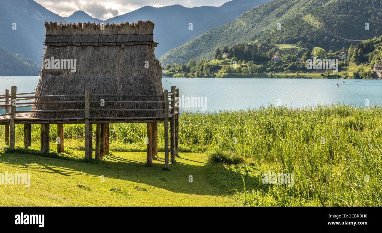 Pieu préhistorique (reconstruction), Molina di Ledro (liste du patrimoine mondial de l'UNESCO, 2011), Trentin-Haut-Adige, Italie. Banque D'Images