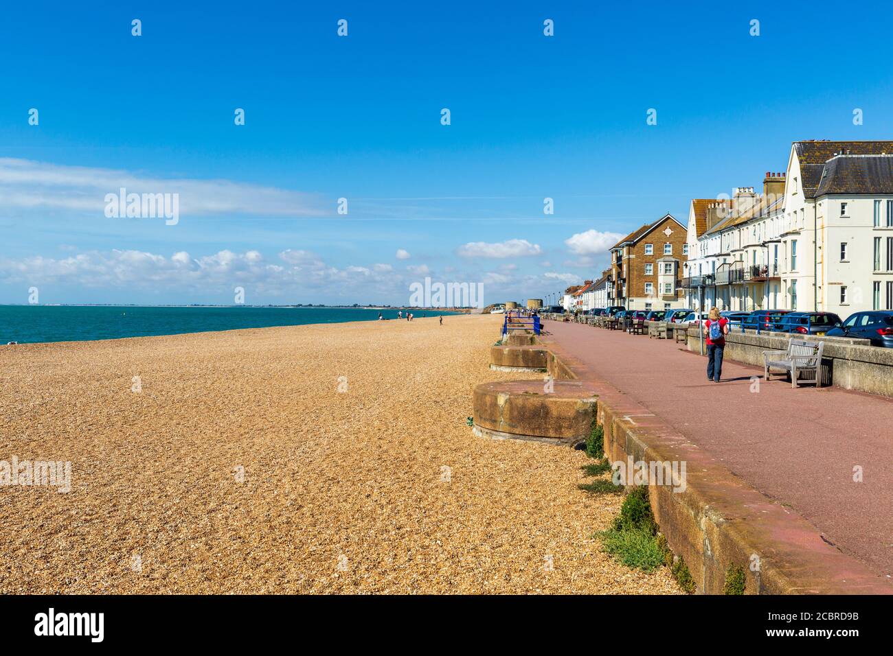 La plage de galets et la promenade le long de West Parade avec Martello Towers au loin, Hythe, Kent, Angleterre Banque D'Images