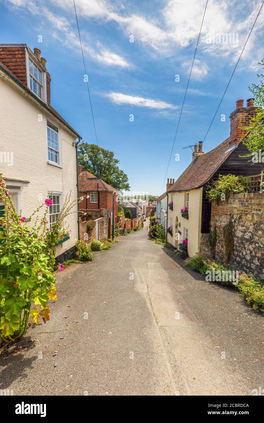 Une voie pittoresque sur le sentier du patrimoine depuis Hythe High Street menant à l'église St Leonard, Kent, Angleterre Banque D'Images