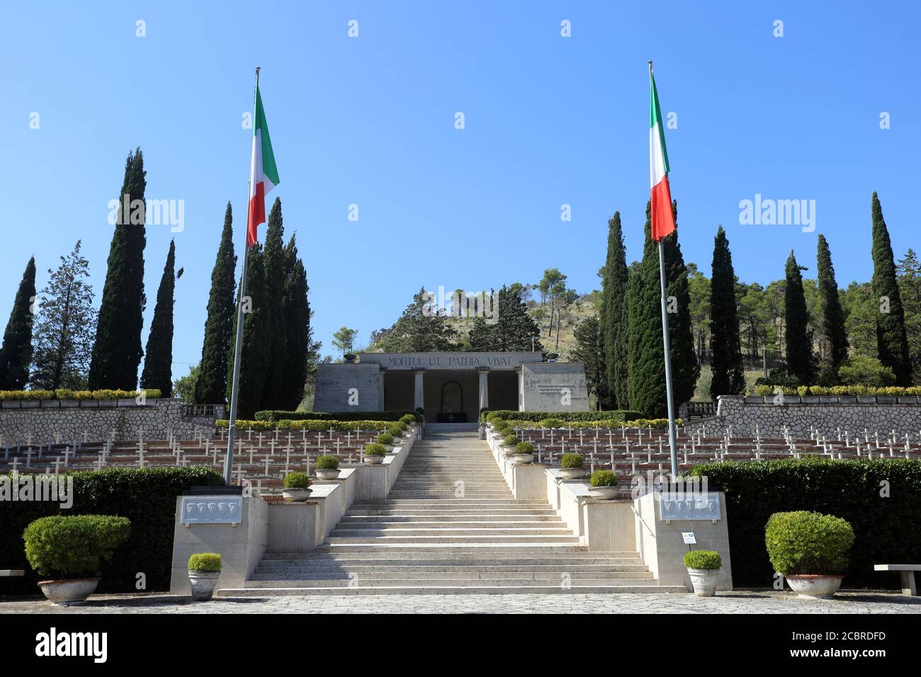 Mignano MonteLungo, italia - 14 agosto 2020: Il cimitero militare che contiene le spoglie di 974 soldati italiani morti durante i comitimenti nelle Banque D'Images